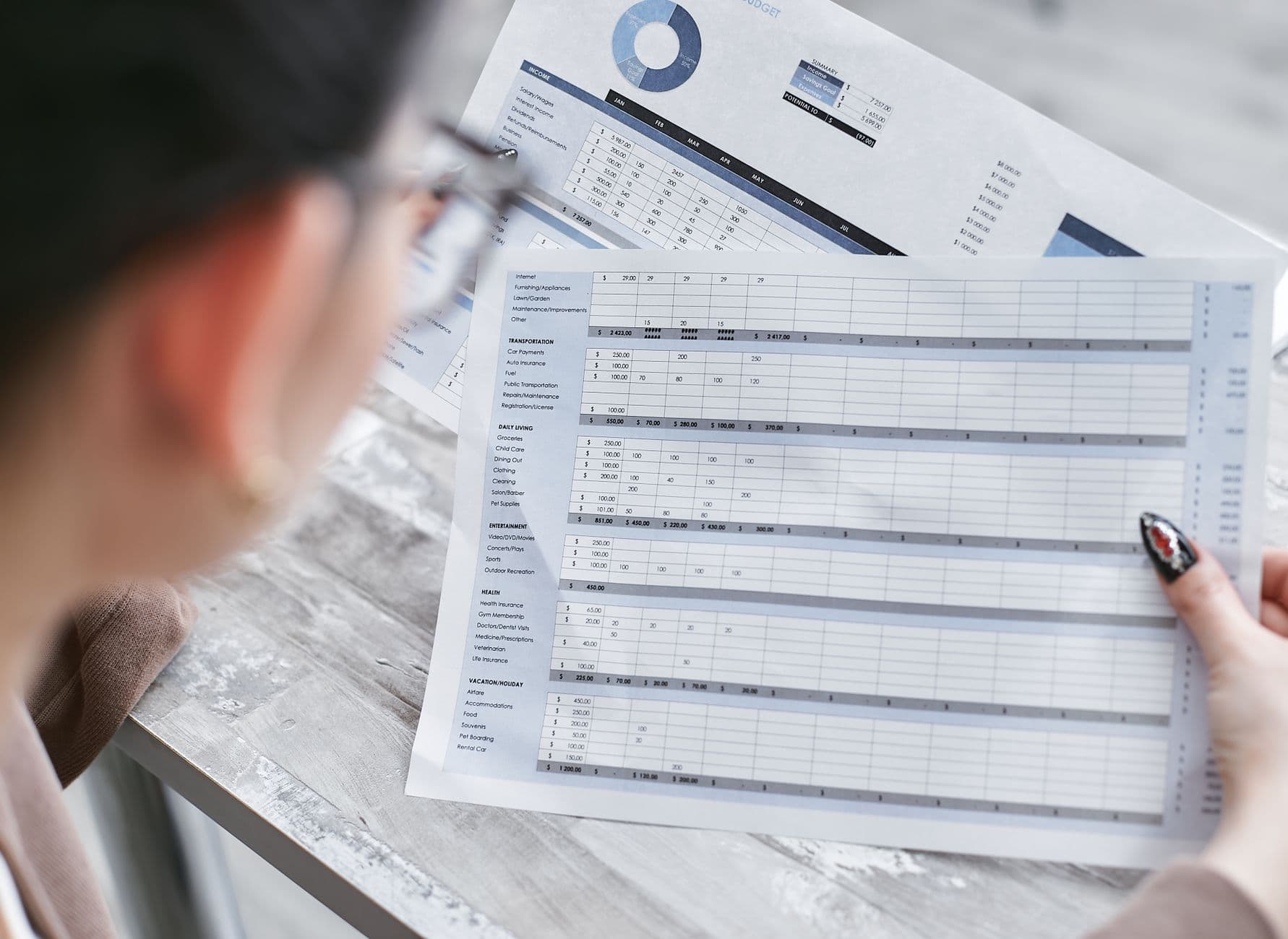Специалист проверяет формулы и показатели в таблице продаж